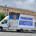 La vela con la gigantografia di Federico Salvagni davanti al Tribunale di Latina il 13 maggio 2026