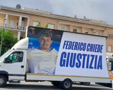 La vela con la gigantografia di Federico Salvagni davanti al Tribunale di Latina il 13 maggio 2026