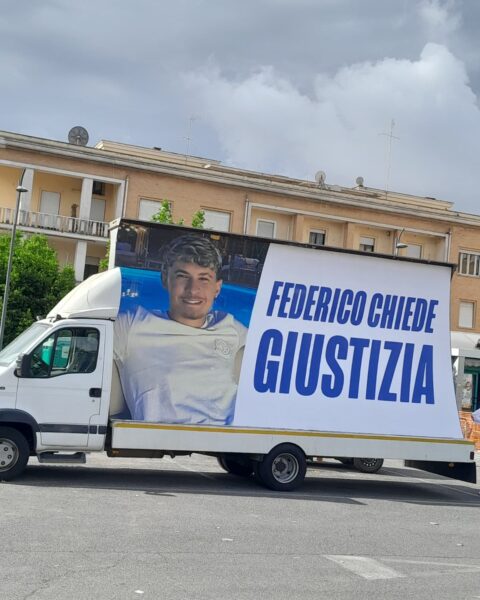 La vela con la gigantografia di Federico Salvagni davanti al Tribunale di Latina il 13 maggio 2026