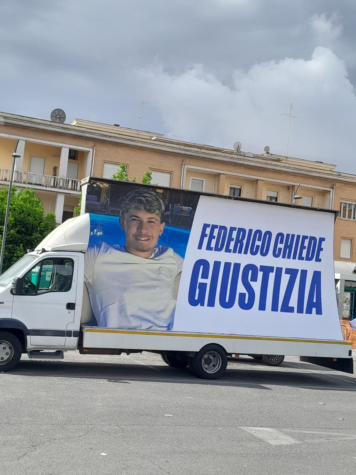 La vela con la gigantografia di Federico Salvagni davanti al Tribunale di Latina il 13 maggio 2026