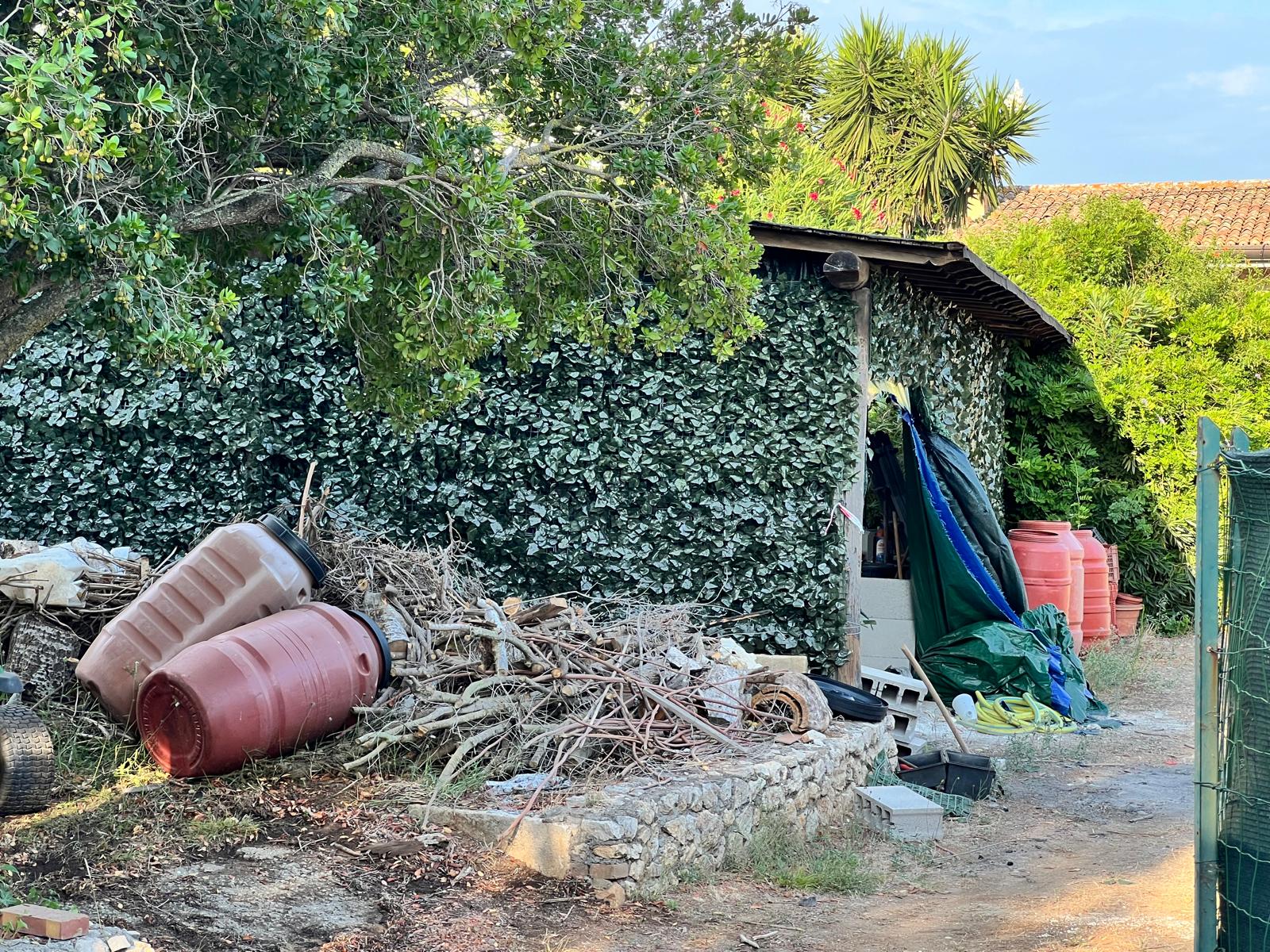 Il piccolo capannone coperto dagli arbusti dove il sodalizio raffinava la cocaina