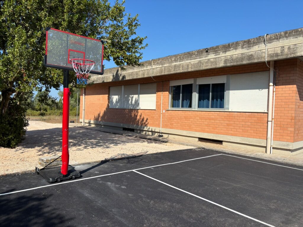 Photo: latinatu.it SCUOLA A TOR TRE PONTI: RIQUALIFICATO IL CAMPO DA BASKET