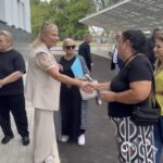 La Sindaca di Latina, Matilde Celentano, stringe la mano e consegna la casa alla sorella dei boss Ciarelli