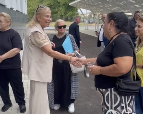La Sindaca di Latina, Matilde Celentano, stringe la mano e consegna la casa alla sorella dei boss Ciarelli