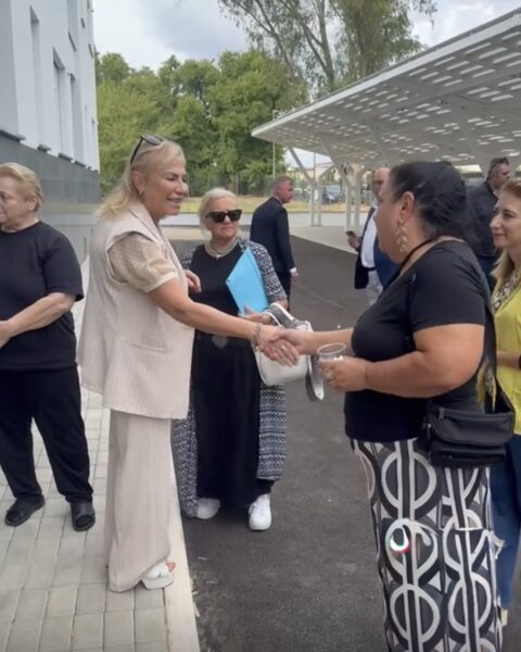 La Sindaca di Latina, Matilde Celentano, stringe la mano e consegna la casa alla sorella dei boss Ciarelli