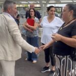 Il consigliere regionale Angelo Tripodi (Forza Italia) stringe la mano alla donna, sorella dei boss Ciarelli