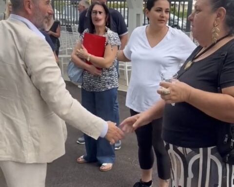 Il consigliere regionale Angelo Tripodi (Forza Italia) stringe la mano alla donna, sorella dei boss Ciarelli