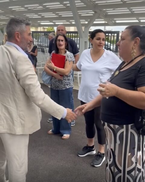 Il consigliere regionale Angelo Tripodi (Forza Italia) stringe la mano alla donna, sorella dei boss Ciarelli